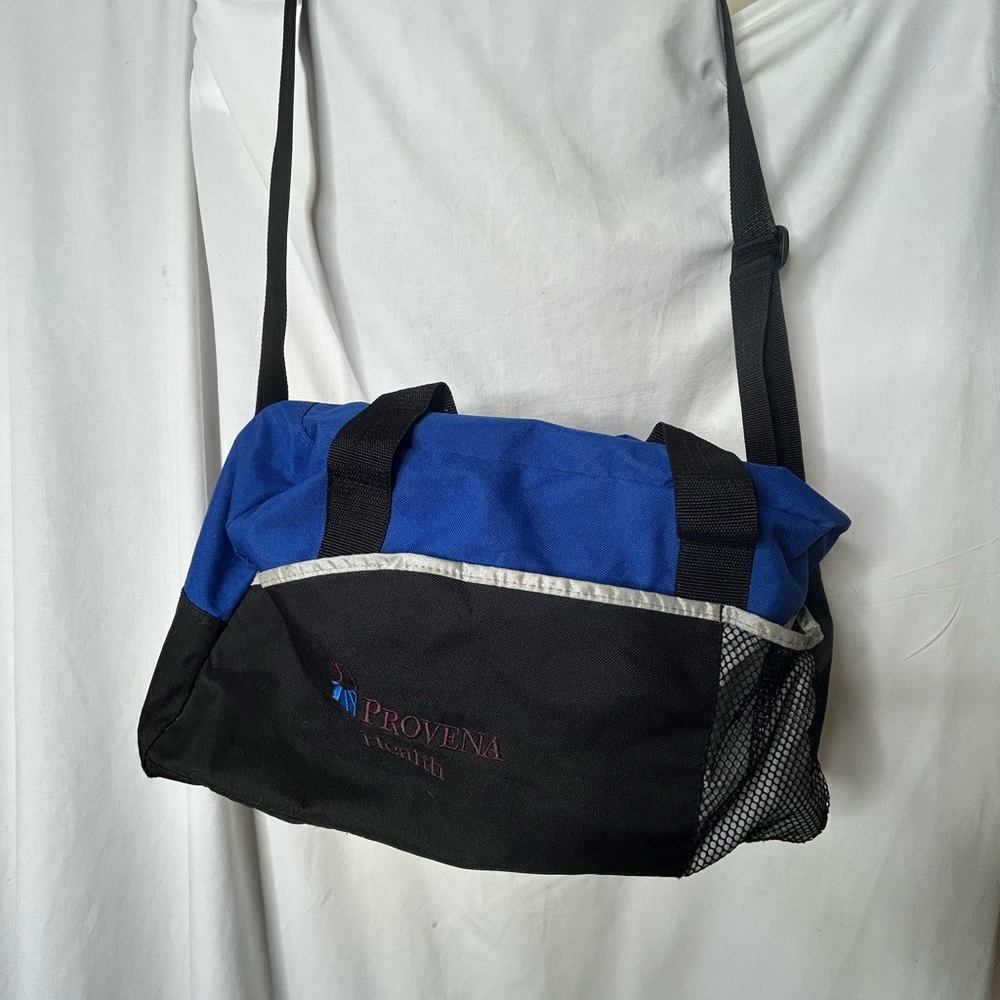 Gym duffle bag with removable‎ shoulder strap.